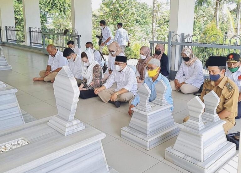 Di Awal Ramadhan, Novita Wijayanti Ziarah ke Leluhur Prabowo Subianto 4 C4E7C582 3F28 4B67 BC65 69A4BBC44123