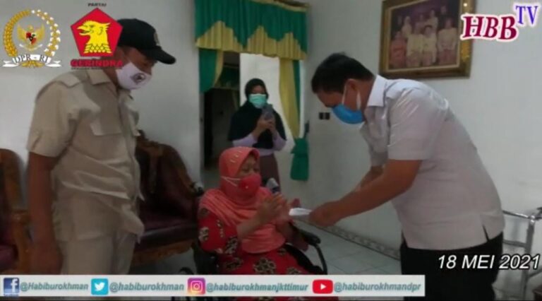 Silaturahim Lebaran, Habiburokhman Antarkan Puluhan Kursi Roda untuk Lansia 4 EDF323BA B594 4D4D B2BA C0288938DB0C