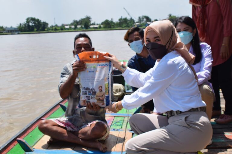 Ringankan Beban Masyarakat, Renny Astuti Berikan Bantuan Beras kepada Nelayan 4 renny astuti 3