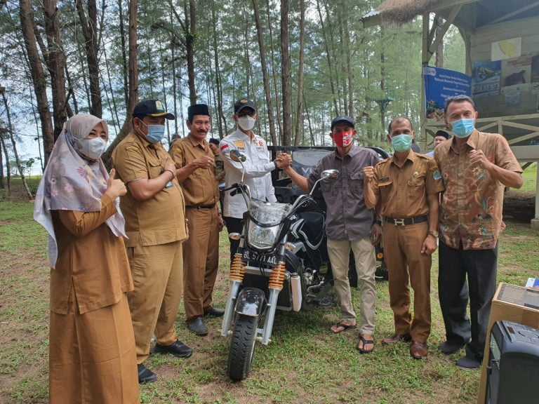 Serahkan Bantuan ke Kelompok Konservasi Penyu Aroen Meubanja, TA Khalid : Mari Jaga Kekayaan Alam Aceh 4 ta khalid3