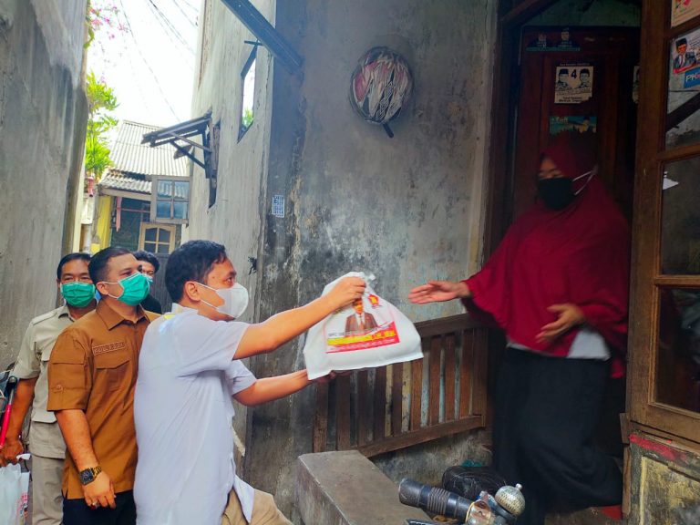 Habiskan Waktu Weekend, Bang Habiburokhman Silaturahmi dan Bagikan Sembako di Jakarta Timur 4 habib2