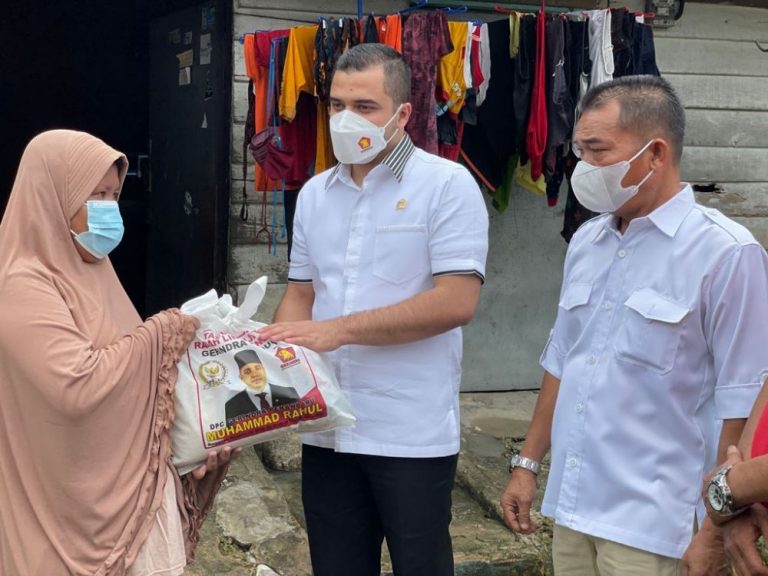 M.Rahul Bagikan Sembako ke Warga Kecamatan Sail 4 rahul