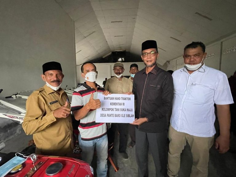 TA Khalid Serahkan Alsintan Untuk Petani Kabupaten Bireuen 4 c236bac3 0ec7 4b4a b441 8cc3943b933d
