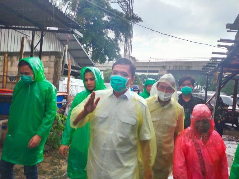 Di Hadang Hujan, Habiburokhman tak gentar bagi sembako ke Warga Cawang 4 habib4
