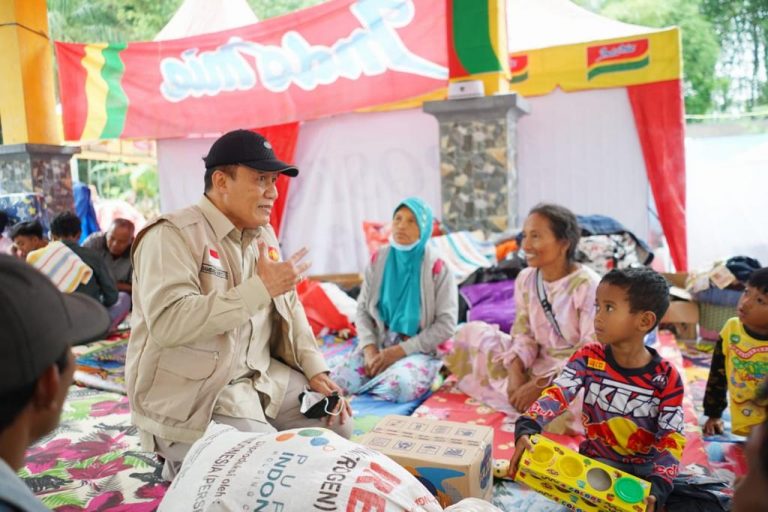 Salurkan Bantuan, Bambang Haryo Dorong Pemerintah Tetapkan Bencana Nasional Erupsi Semeru 4 bhs3