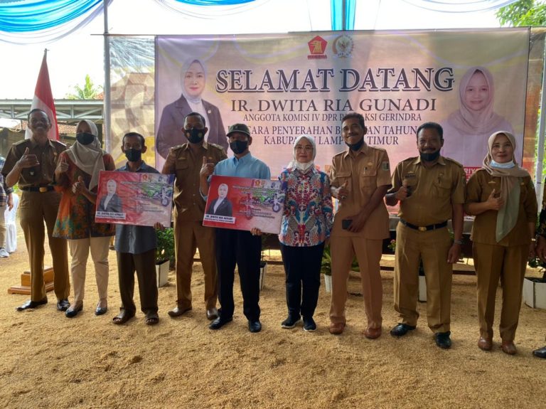 Salurkan Alat Pertanian dan Beasiswa Milyaran, Dwita Ria Justru Minta Maaf 4 f8fb84df 5276 4075 b6a1 fa76b4b83aeb
