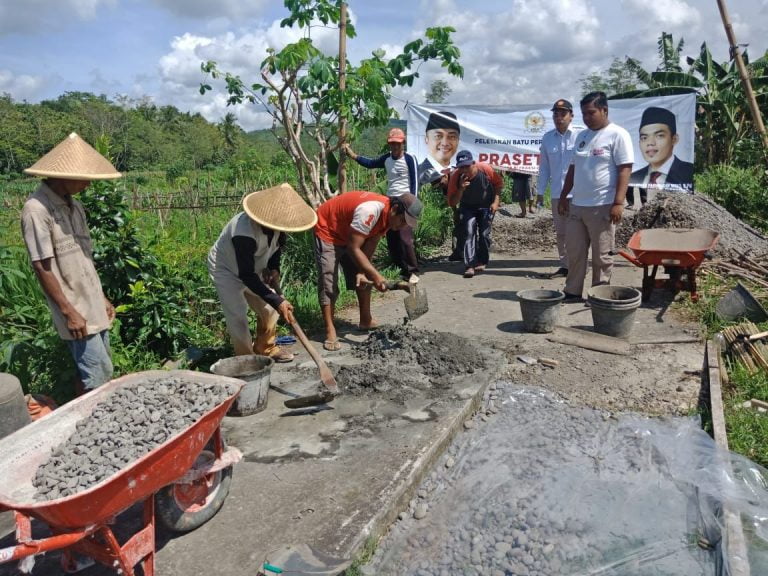 Percepatan Peningkatan Ekonomi di Daerah Pertanian, Prasetyo Hadi Bantu Bangun Jalan Tani di Purworejo 4 prasetyo hadi2