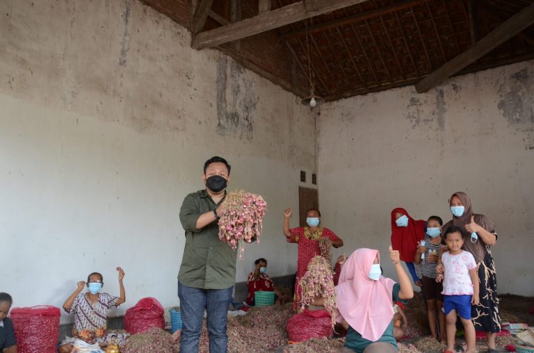 Harga Murah, Petani Bawang di Nganjuk Mengadu ke Bimantoro Wiyono Saat Kunjungan Reses 4 bima2