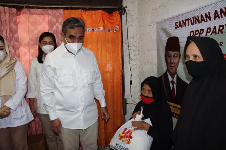 Sekjen Gerindra Bagikan Sembako: Ini Dari Pak Prabowo, Doakan Beliau Sehat dan Panjang Umur 4 df3a700f cd19 484e 8f00 6f73e3d87a41