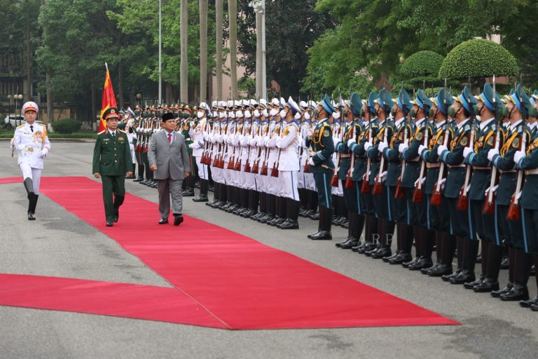 Kunker ke Vietnam, Prabowo Subianto Disambut Upacara Militer Jajar Kehormatan 4 prabowohanoi2