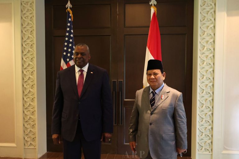 Prabowo Bercengkrama dengan Menhan AS Lloyd Austin di Singapura 4 austin