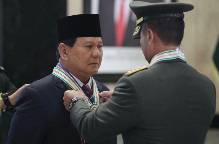 Top! Prabowo Terima 4 Bintang Kehormatan Utama, Disematkan Panglima TNI dan Tiga Kepala Staf Angkatan 4 prabowo29