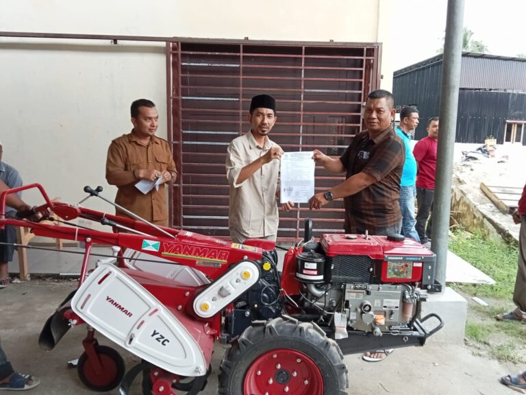 TA Khalid Serahkan Alat Mesin Pertanian kepada Petani Aceh Utara 4 20221227 whatsapp image 2022 12 27 at 17 54 44