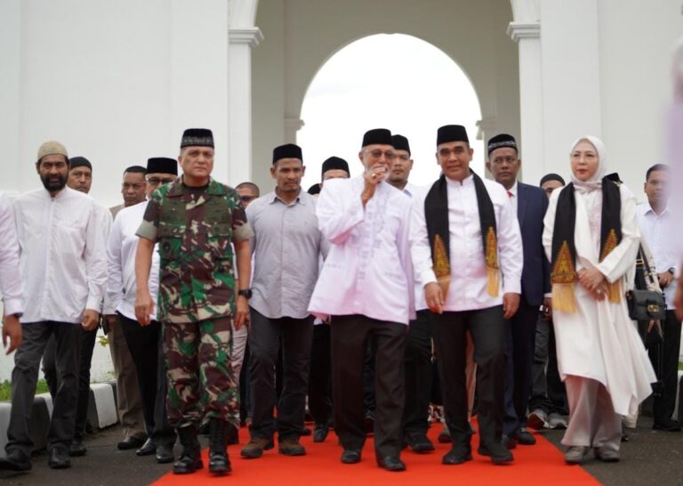 Di Hadapan Wali Nanggroe, Sekjen Gerindra Singgung Sumbangan Rakyat Aceh untuk Negara 4 f6519c2a aa93 477f 9c2c 944471064aed