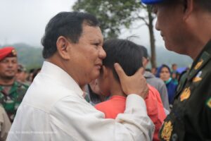 Prabowo Gendong dan Kecup Sayang Anak-anak Terdampak Gempa Cianjur 6 prabowopeluk3