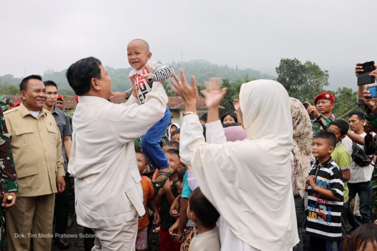 Prabowo Gendong dan Kecup Sayang Anak-anak Terdampak Gempa Cianjur 4 prabowopeluk4