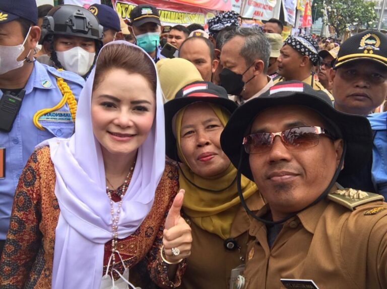 Temui Massa Aksi, Novita Wijayanti Dukung Aspirasi Kepala Desa 4 novitawijayanti