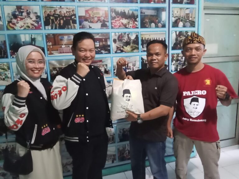 DPC Gerindra Kabupaten Majalengka Rayakan HUT ke-15 Partai dengan Bagi Sembako 4 5994 ELSHINTADOTCOM 20230212 9
