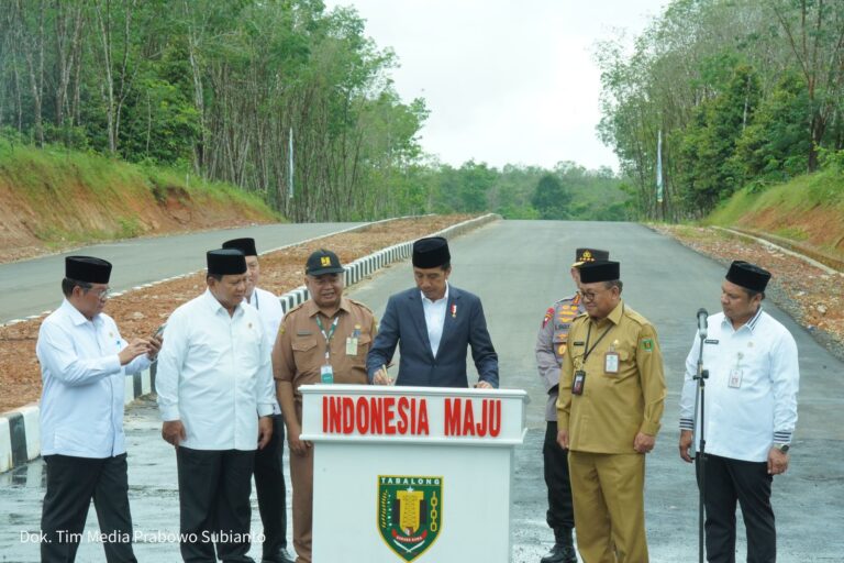 Dampingi Jokowi Kunker di Kalsel, Prabowo Ikut Ke Pasar Hingga Resmikan Jalan 4 WhatsApp Image 2023 03 17 at 13.48.26