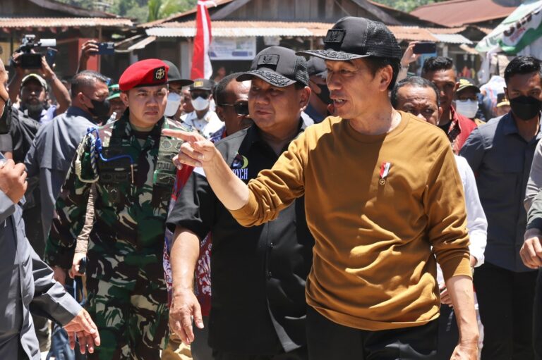 Kompak Pakai Topi Serupa, Presiden Jokowi dan Menhan Prabowo Sapa Pedagang di Pasar Youtefa 4 prabowopapua3
