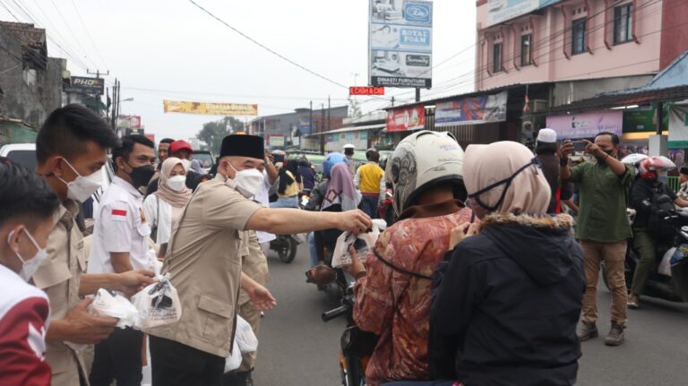 Hergun Bagikan Ribuan Takjil dan Makanan Gratis di Sukabumi 4 IMG 20220423 WA0018