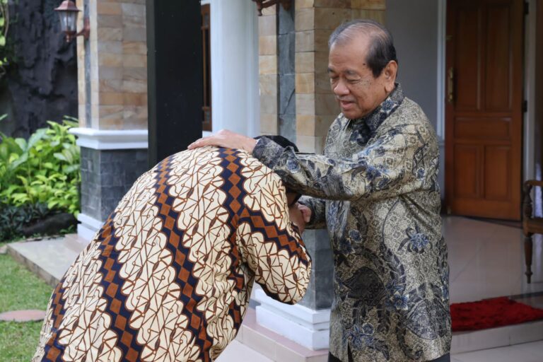 Hormat dan Cium Tangan, Pak Prabowo Silaturahmi Lebaran ke Laksamana TNI (Purn.) Widodo A.S 4 WhatsApp Image 2023 04 25 at 12.50.16