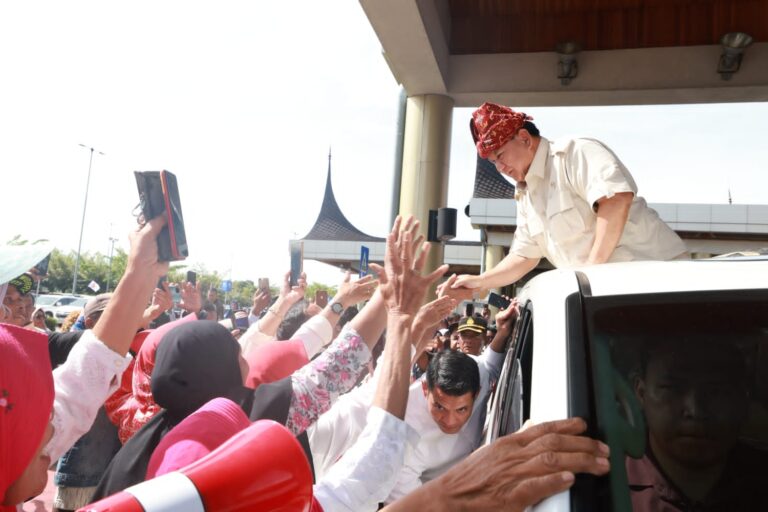Tiba di Sumbar Disambut Ribuan Orang, Seruan ‘Prabowo Presiden’ Menggema 4 WhatsApp Image 2023 04 29 at 11.05.48