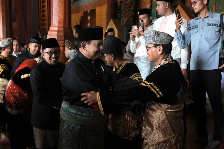 Disambut Hangat Warga, Pak Prabowo Beri Pantun untuk Masyarakat Minang 4 WhatsApp Image 2023 04 29 at 18.12.19