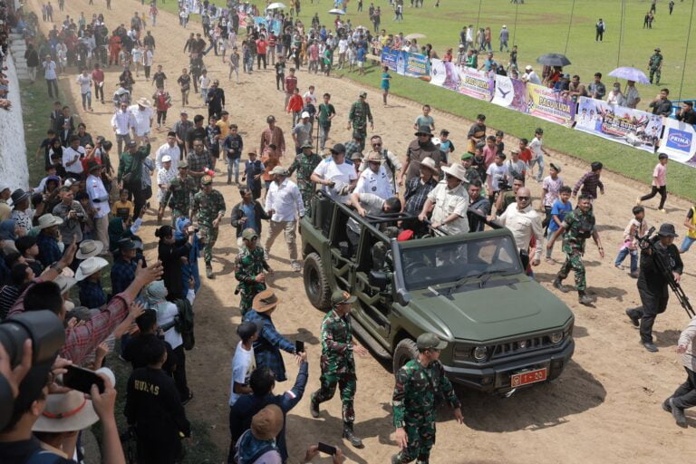 Menunggu Pak Prabowo Hadir Nonton Pacuan Kuda, Masyarakat Minang: Bapak Presiden! 4 WhatsApp Image 2023 04 30 at 17.29.20