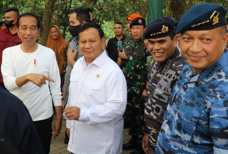 Presiden Jokowi dan Menhan Prabowo Tanam Mangrove Serentak, Disambut Antusias Warga 4 WhatsApp Image 2023 05 15 at 22.08.39