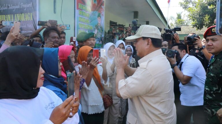 Tiba di Pacitan, Prabowo Disambut Emak-emak dengan Teriakan 'I Love You' 4 WhatsApp Image 2023 05 20 at 17.40.04 1