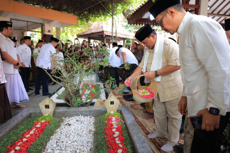 Ziarah ke Makam Gus Dur, Prabowo dikalungi Sorban Putih oleh Pengasuh Ponpes Tebuireng 4 WhatsApp Image 2023 05 21 at 18.57.48
