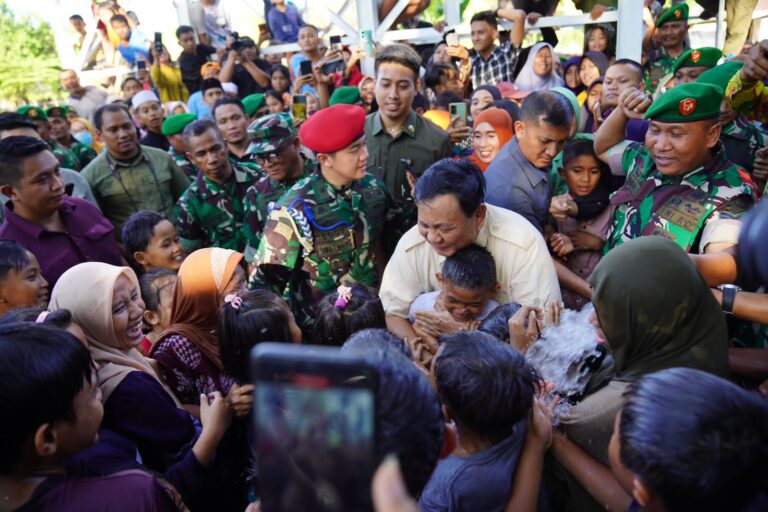 Momen Riang Gembira Anak-anak Sumbawa Bermain Air Bersama Prabowo Saat Peresmian 11 Titik Air Bersih 4 WhatsApp Image 2023 05 28 at 21.33.18
