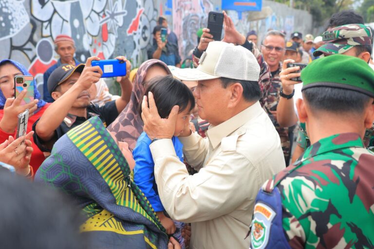 Di Koramil Lembang, Pak Prabowo Cium Anak-anak dan Doakan Jadi Orang Sukses 4 WhatsApp Image 2023 06 16 at 19.30.38