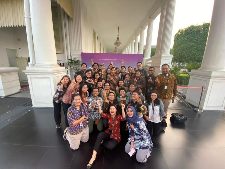 Usai Bertemu Presiden, Prabowo Ditodong Foto Pose Saranghaeyo Bareng Pewarta Istana 4 WhatsApp Image 2023 06 26 at 22.20.34