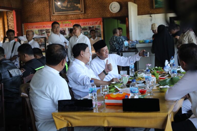 Usai Sholat Idul Adha, Prabowo Santap Nasi Timbel Bareng Polantas, PM dan Wartawan di Bandung Barat 4 WhatsApp Image 2023 06 29 at 14.38.03