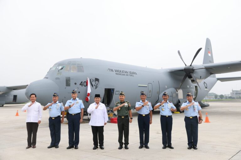 Prabowo Serahkan C-130J Super Hercules Kedua untuk TNI AU, Pesawat Canggih untuk Jaga Kedaulatan RI 4 WhatsApp Image 2023 07 06 at 15.35.04