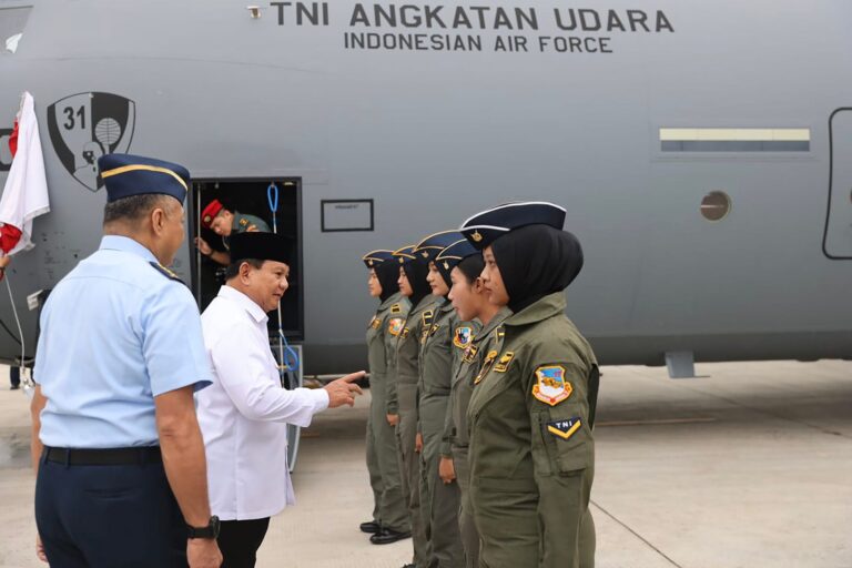 Prabowo Bangga 6 Kru Pesawat Super Hercules C-130-J Perempuan, Penerbang Hingga Teknisi 4 WhatsApp Image 2023 07 06 at 19.01.12