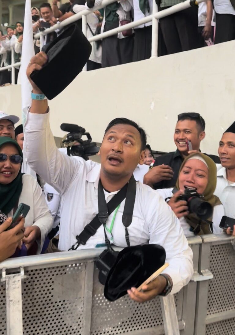 Disambut Hangat, Prabowo Berikan Peci ke Pemuda PKB Saat Acara Harlah di Solo 4 WhatsApp Image 2023 07 23 at 21.36.01
