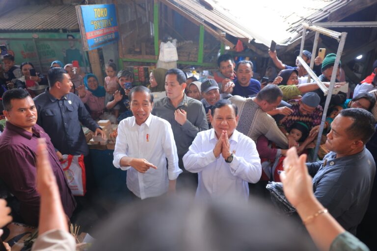 Prabowo Dampingi Jokowi Blusukan di Malang, Para Pedagang Pasar Doakan Jadi Presiden 4 WhatsApp Image 2023 07 24 at 12.21.01