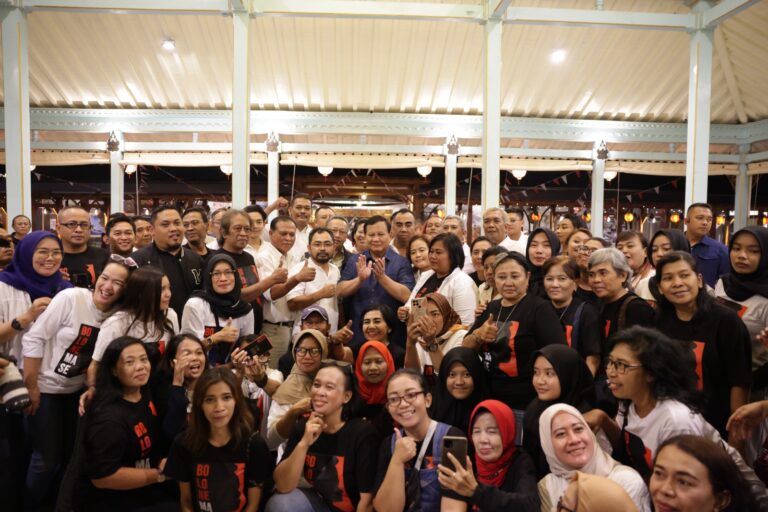 Prabowo Ngejam Lagu ‘Pertemuan’ dan ‘Ojo Dibandingke’ di Ono Coffee Solo Bareng Relawan Jokowi, Gibran 4 WhatsApp Image 2023 08 10 at 07.44.41