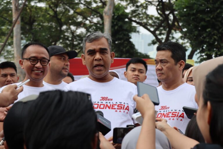 Puluhan Ribu Peserta Hadiri Jalan Sehat SATRIA, Muzani: Bentuk Syukur Kami Kepada Masyarakat 4 WhatsApp Image 2023 08 13 at 21.23.04