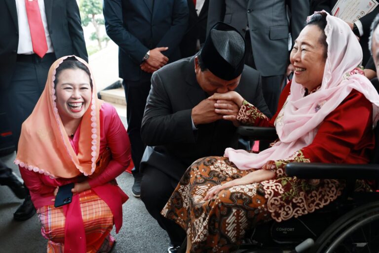 Prabowo Sapa dan Cium Tangan Istri Gus Dur Usai Hadiri Sidang Tahunan MPR 4 WhatsApp Image 2023 08 16 at 17.00.49