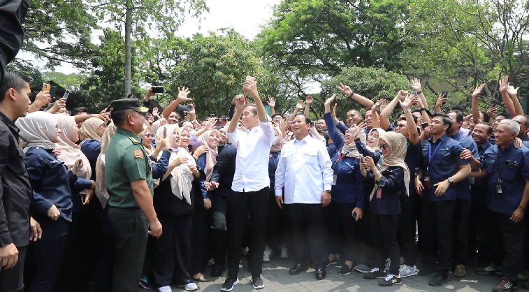 Kunjungan ke Bandung, Jokowi Prabowo Kompak Selfie Bareng Karyawan PT Pindad 13 Screenshot 14