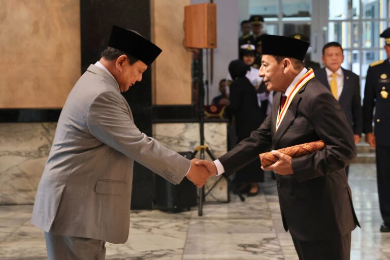 Beri Penghargaan Dharma Pertahanan untuk Habib Luthfi, Menhan Prabowo: Beliau Selalu Utamakan Kerukunan 4 WhatsApp Image 2023 09 25 at 16.44.02 1
