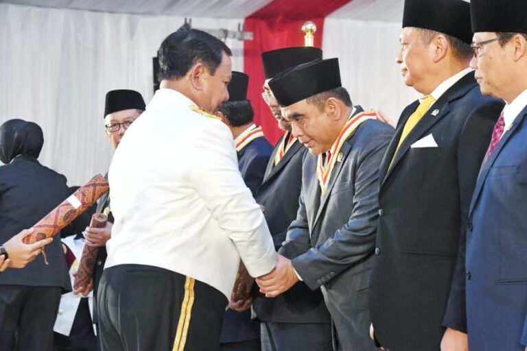 Muzani dan Dasco Terima Penghargaan Dharma Pertahanan Utama dari Menhan Prabowo 4 WhatsApp Image 2023 10 10 at 12.07.34 0de8ca0b