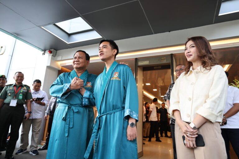 Prabowo-Gibran Jalani Tes Kesehatan Bersama di RSPAD, Pose Berpegangan Tangan 4 WhatsApp Image 2023 10 26 at 08.36.35 9134d1ad