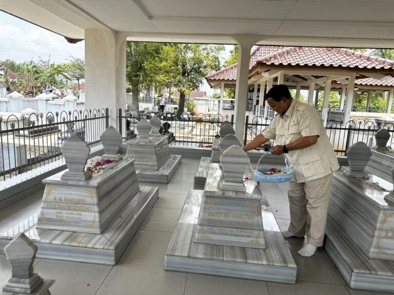 Prabowo Pulang Kampung ke Banyumas, Ziarah Makam Eyang Kakung dan Eyang Putri 4 WhatsApp Image 2023 10 29 at 16.26.31 759b4235