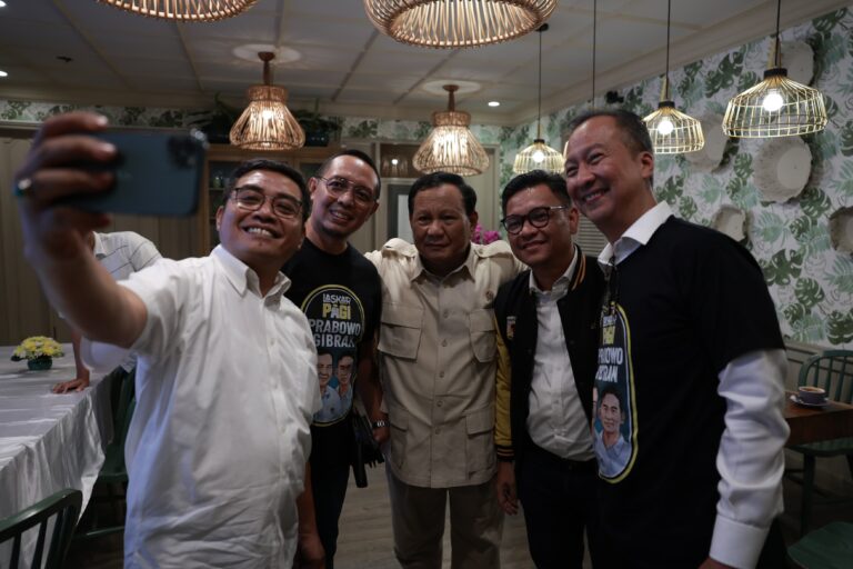 Prabowo Terima Tumpeng Syukuran Posko Relawan Prabowo-Gibran dari Agus Gumiwang dan Hasan Nasbi 4 WhatsApp Image 2023 10 31 at 11.27.37 ea2e25d2