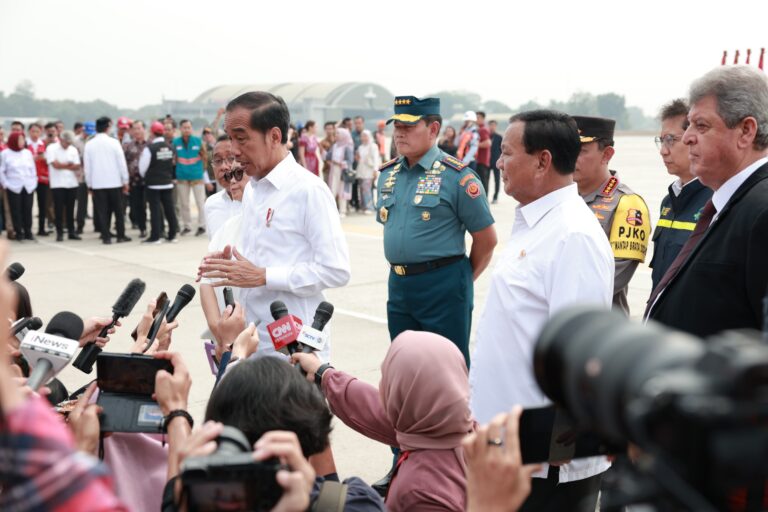 Prabowo Dampingi Jokowi Lepas 51,5 Ton Bantuan Kemanusiaan Indonesia untuk Palestina 4 WhatsApp Image 2023 11 04 at 11.08.31 e6d59963 1